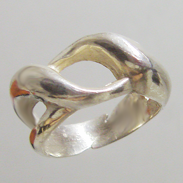 (r1106)Silver ring with wavy design.